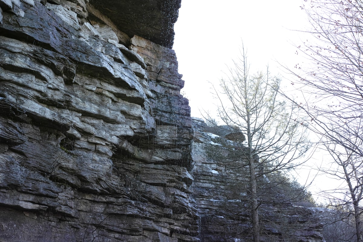 Cliffs along the Awosting carriageway